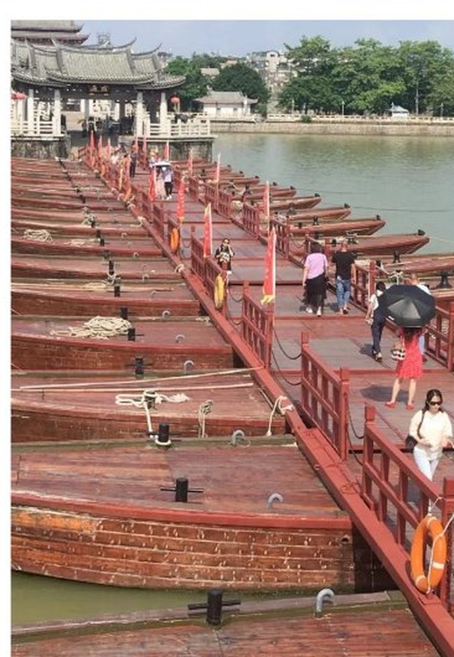 Walking the eighteen pontoon boats of Guangji Bridge